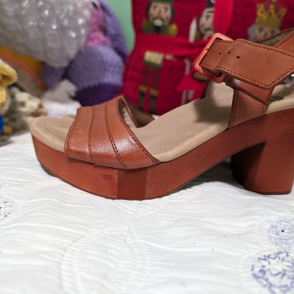 Earth Sandles - Picture 3 of 6